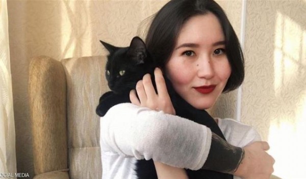 صورة شبه عارية لابنة الرئيس القيرغيزي تُشعل جدلاً بشأن الرضاعة الطبيعية
