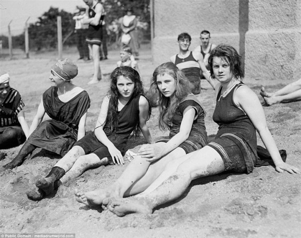 حياة النساء على شواطئ أمريكية في 1900