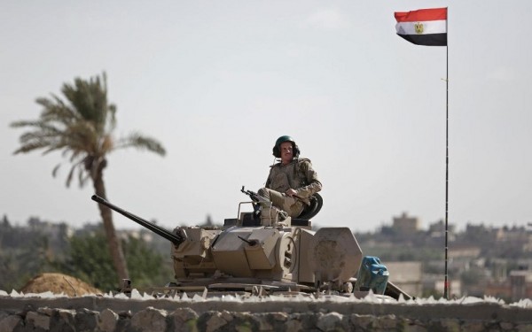 الجيش المصري يقتل مسلحين ويدمر نفقاً شمال سيناء
