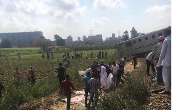 الجيش المصري يساعد المصابين بحادث تصادم القطارين