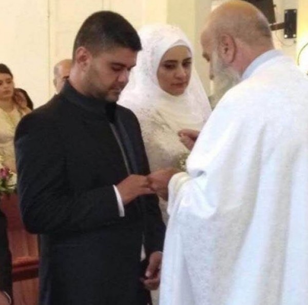 أثار اللغط بمواقع التواصل.. مسيحي لبناني يتزوج بفتاة مسلمة.. (صور)