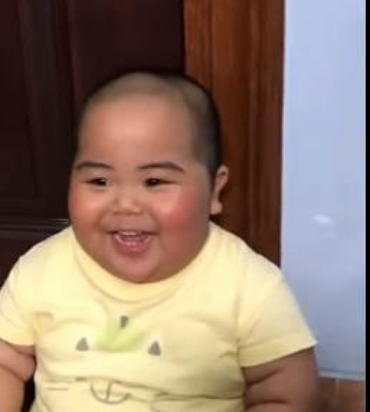 بالفيديو: ضحكة طفل سمين مضحكة