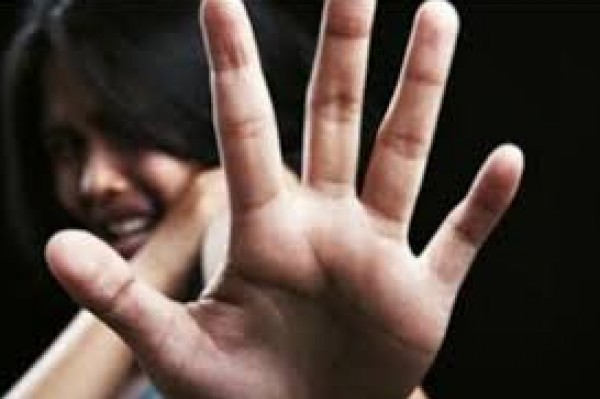 فتاة تتعرض لتحرش في أحد الطرقات العامة بالمغرب
