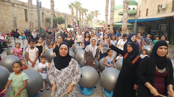 مركز المينا يرسم البسمة في فعالية الكرات الايقاعية