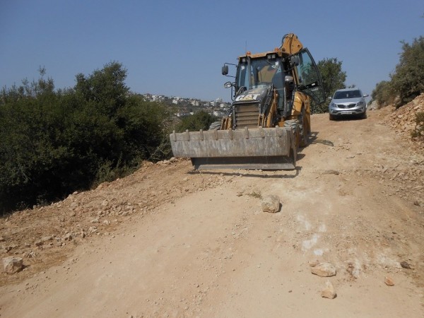 الاشغال العامة تؤهل طريق في محافظة القدس