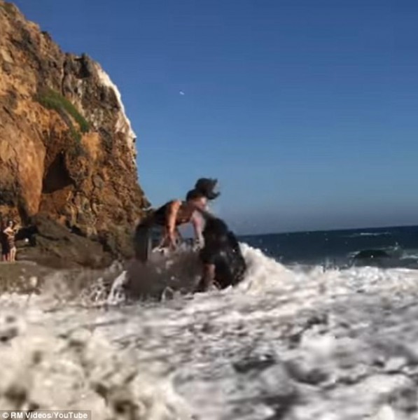 زوجان يتعرضان لموقف محرج على شاطئ البحر