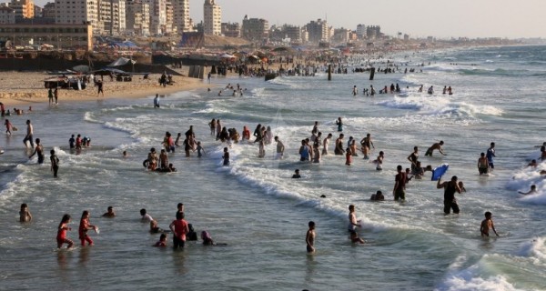 مركز حقوقي: أول حالة وفاة يعتقد أنها نتيجة لتلوث مياه بحر غزة