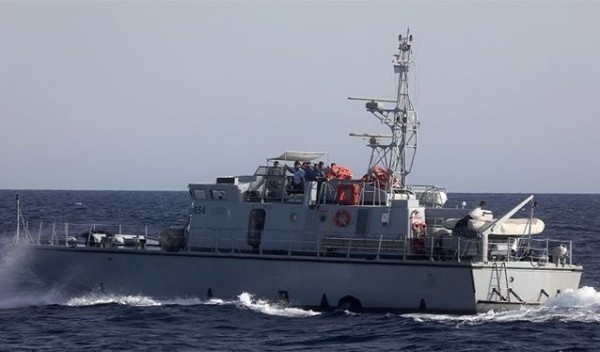 بالصور.. خفر السواحل الليبي يهدد سفينة إسبانية لإنقاذ المهاجرين