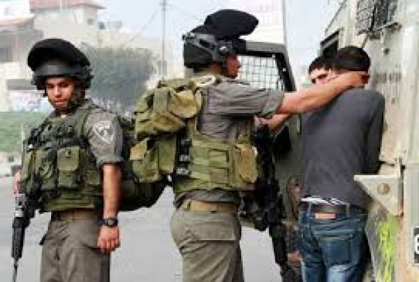 الاحتلال يعتقل فتى بالقدس ويعتدي بالضرب على والدته وشقيقه
