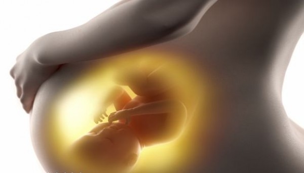 لماذا ينقص السائل حول الجنين ؟