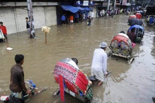 فيضانات بنغلاديش تودي بحياة 82 شخصاً