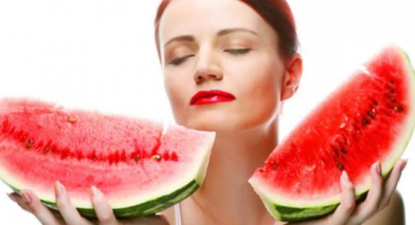 ليس للأكل دائما .. استغلي البطيخ لجمال بشرتك بطريقة سهلة