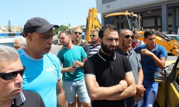 كفر ياسيف: عشرات العرب يتظاهرون أمام مكاتب شركة العين