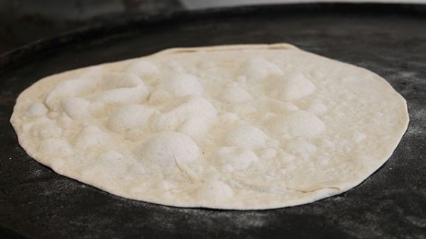بالفيديو:طريقة عمل خبز الصاج بالبيت
