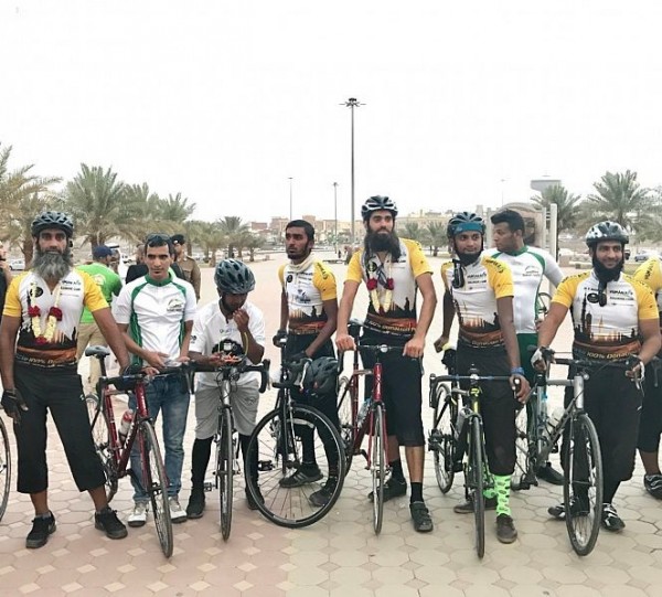 صور.. دراجات هوائية توصل 9 بريطانيين للسعودية لأداء فريضة الحج