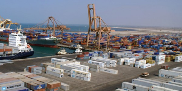 الحوثيون يحتجزون سفينة في ميناء الحديدة
