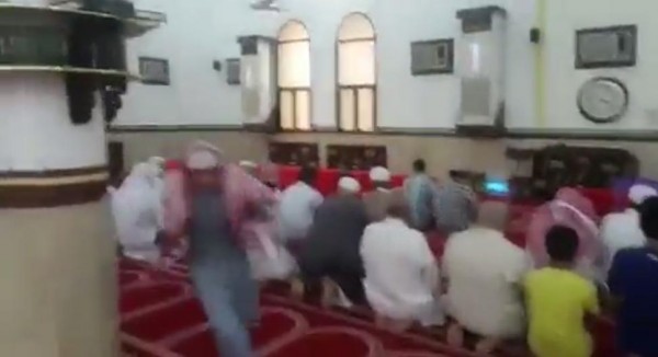 كلب ضال يقتحم مسجد في السعودية.. شاهد ردة فعل المُصلّين!