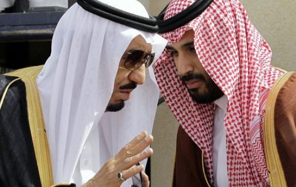 فيديو.. لماذا تأخر "محمد بن سلمان" في مصافحة والده؟