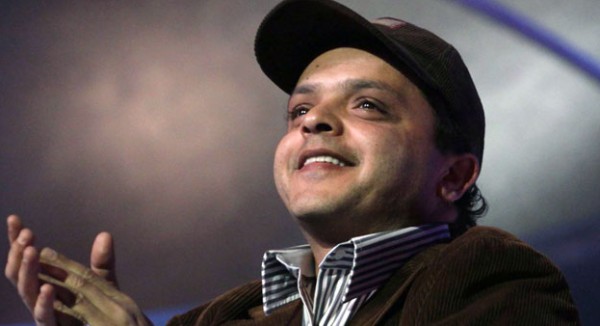 محمد هنيدي ينشر صورته بملابس الإحرام