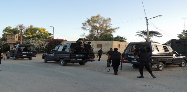 مسلحون هاجموا سيارة تقل سجناء بالقاهرة وهرّبوا اثنين منهم