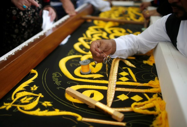 السعودية تحافظ على صناعة كسوة الكعبة بجيل جديد من الصناع