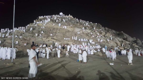 الحجاج يتوافدون على جبل عرفات لأداء الركن الأعظم