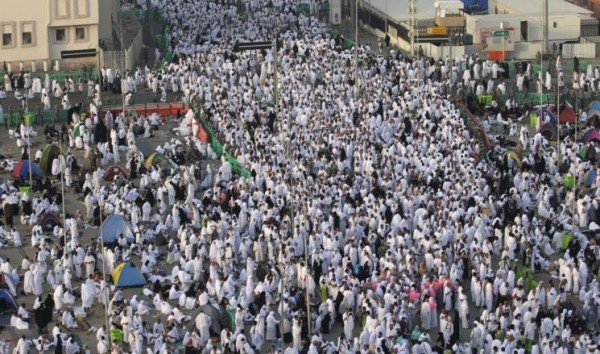 الحجاج يبدأون النفرة إلى مزدلفة بعد قضاء ركن الحج الأعظم