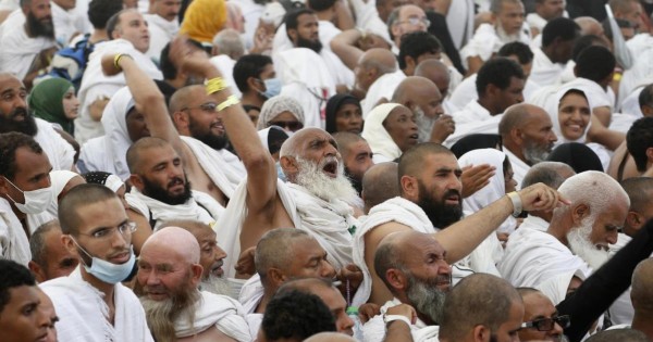 أكثر من مليوني حاج يرمون جمرة العقبة في مشعر منى