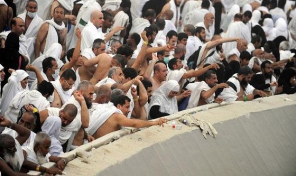بعد رمي جمرة العقبة الكبرى.. الحجاج يواصلون رمي الجمرات بأيام التشريق