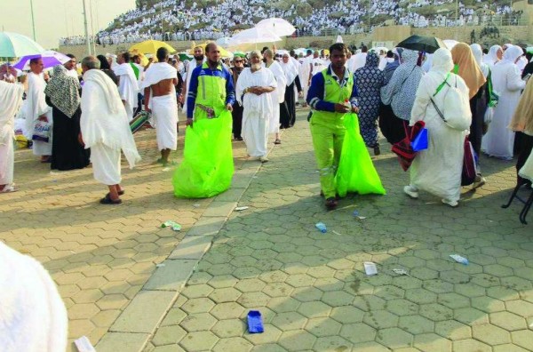 السعودية تزيل 15 ألف طن نفايات بعرفات بعد مغادرة الحجاج