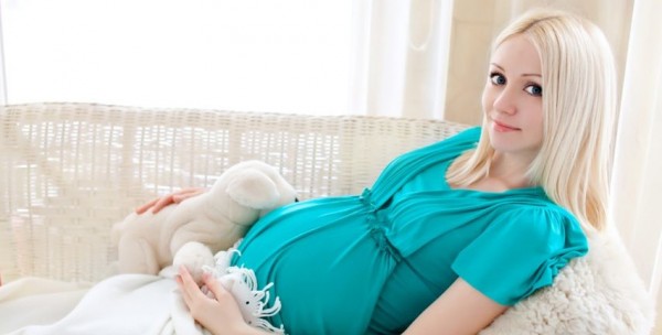 هل يُسمح للمرأة الحامل أن تنام على بطنها؟