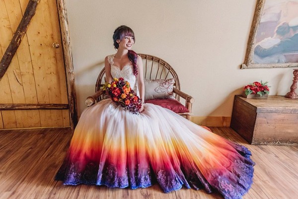 بالصور:عروس تجعل شعرها قطعة من فستانها !