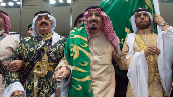 الجزيرة تتطاول على الملك سلمان.. تقرير يثير حفيظة السعوديين