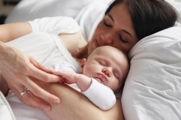 عكس ما يُشاع .. نوم طفلك بجانبك له تأثيرات عظيمة
