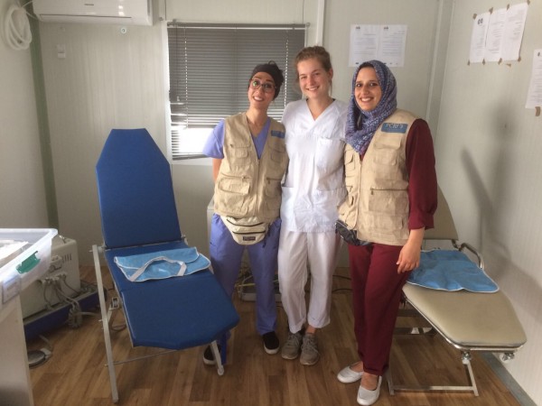 طبيبتان فلسطينيتان تساعدان اللاجئين في اليونان