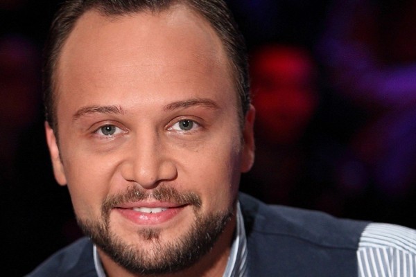 نجل مكسيم خليل يُشعل مواقع التواصل بملامحه الغربية