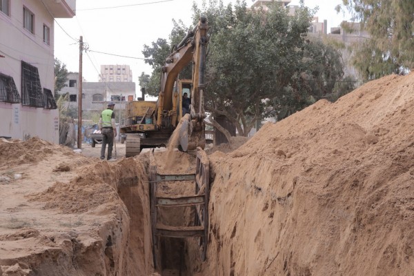 بلدية غزة تُمدد (1300) مترٍ من خطوط الصرف الصحي