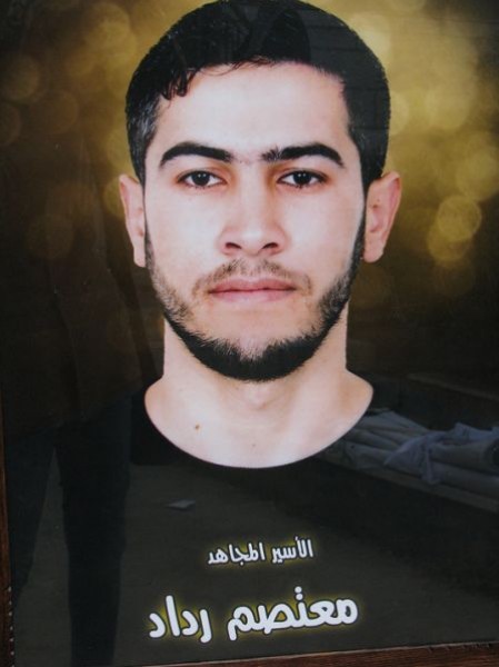 الهيئة القيادية للأسرى تطالب بالإفراج عن الأسير المريض معتصم رداد