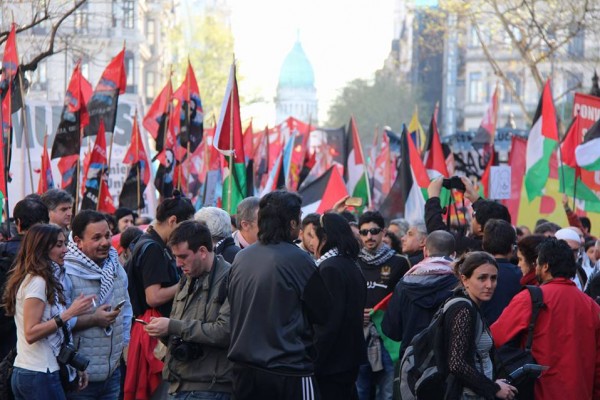 تظاهرة ضخمة أمام السفارة الإسرائيلية رفضا لزيارة نتنياهو بالأرجنتين