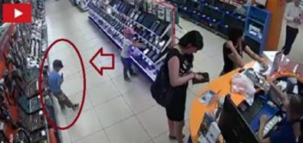 طفلان صغيران يسرقان هاتفا ذكيا من محل تجاري بطريقة غريبة