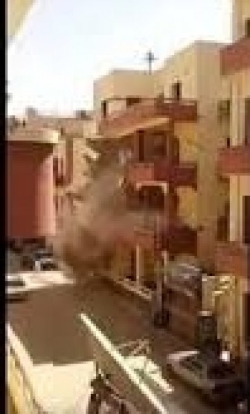 نجاة أشخاص بأعجوبة من انهيار مبنى فوقهم في مصر