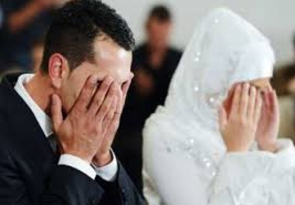 عريس يحمل عروسه ويرقص بها بطريقة رائعة