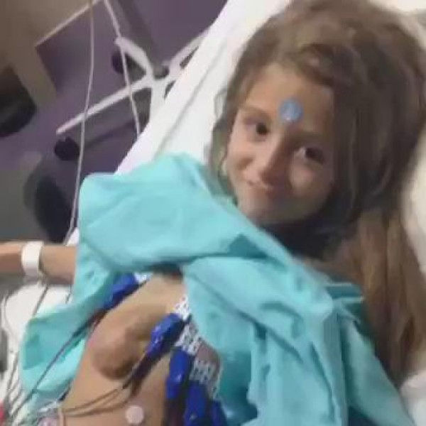 لقطات مذهلة لقلب طفلة ينبض خارج صدرها