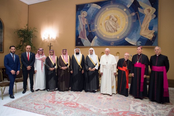 أمين رابطة العالم الإسلامي وبابا الفاتيكان يبحثان قضايا السلام والتعايش المشترك