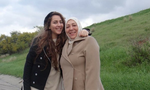 العثور على جثة المعارضة السورية "عروبة بركات" وابنتها بعد طعنهما بتركيا