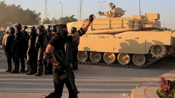 الجيش المصري يلقي القبض على عناصر مسلحة بوسط سيناء