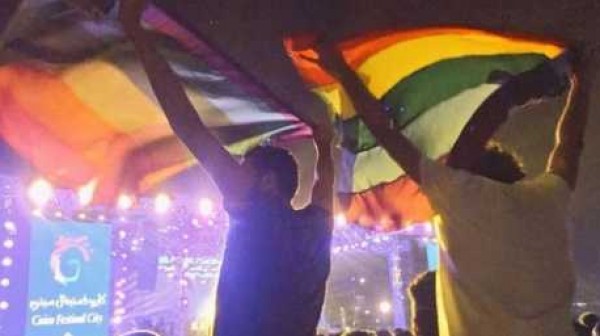 رفع علم "المثليين"في حفل غنائي يحدث بلبلة لدى المصريين
