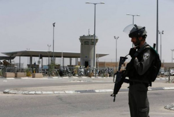 قوات الاحتلال تغلق حاجز حوارة بعد تجمع عشرات المستوطنين