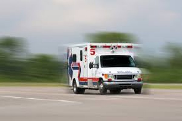 حادث تصادم مروع بين سيارة إسعاف والمريض يطير في الهواء