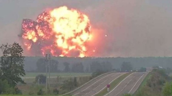 لحظة وقوع انفجارات ضخمة بمستودع للذخائر في أوكرانيا